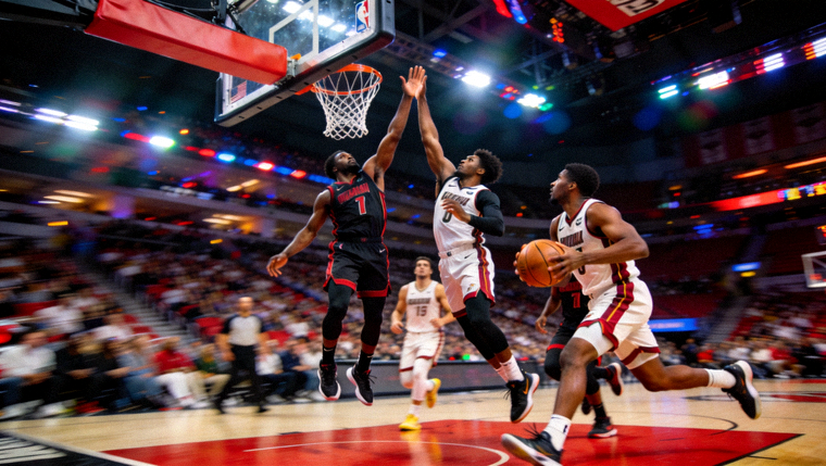 NBA焦点战比赛集锦缩略图，球员在篮下争抢篮板并完成关键进攻回合
